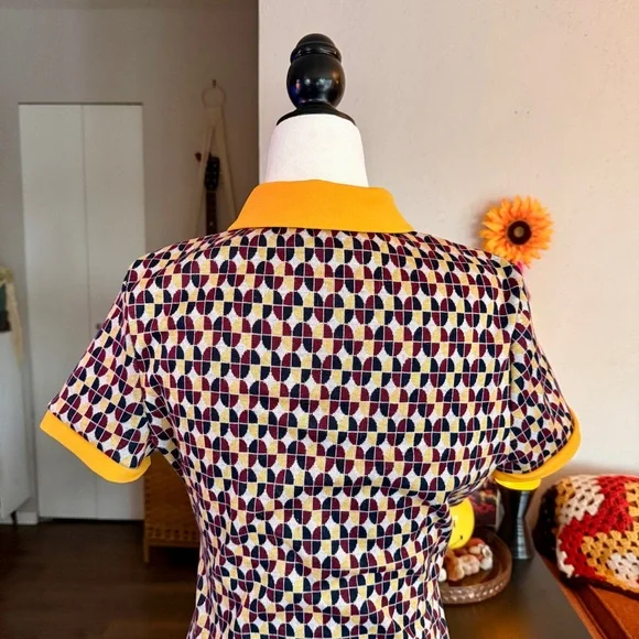 Funky Retro Collared Mini Dress - Picture 4 of 8